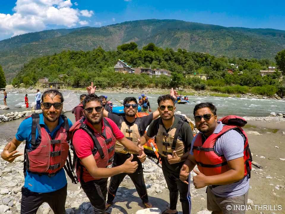 Group enjoy rafting near manali in Kullu
